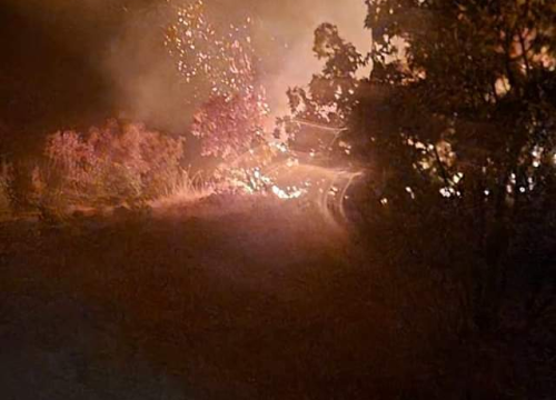 Fotografija 3 - Vatrogasci cijelu noć na požarištima: I dalje gori na Crvenoj zemlji kod Knina