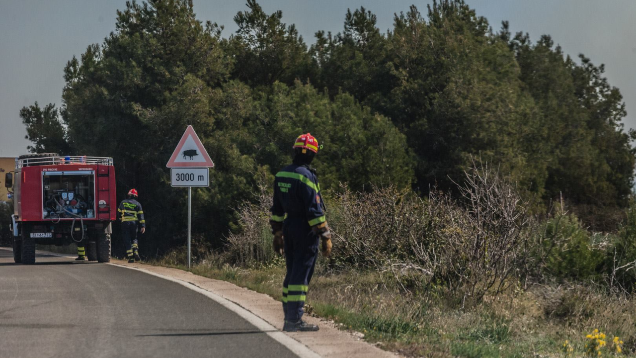 Treći dan požara na Crvenoj zemlji kod Knina, drugi kod Kijeva i Otona, a jutros planulo kod Otavica