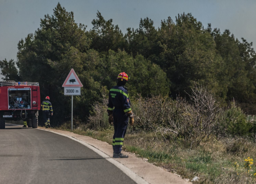 Treći dan požara na Crvenoj zemlji kod Knina, drugi kod Kijeva i Otona, a jutros planulo kod Otavica
