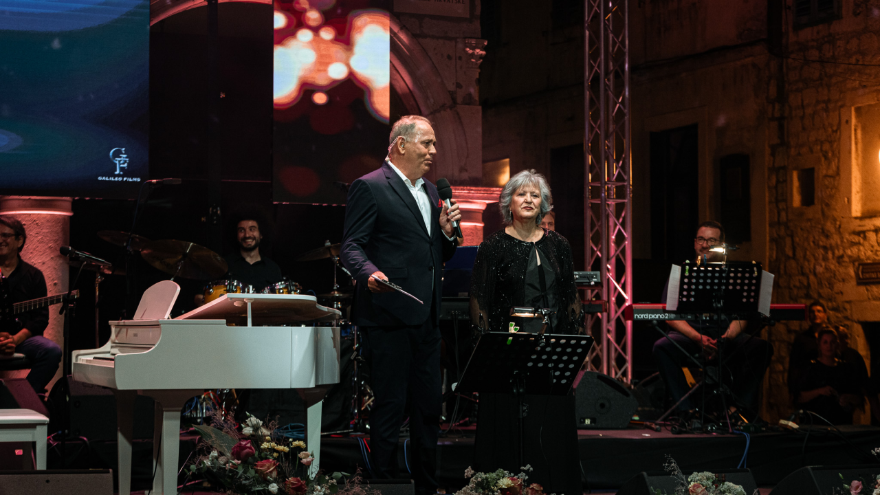 Ikona hrvatske glazbe Meri Cetinić zablistala na pozornici prve večeri Dalmatinske Šansone