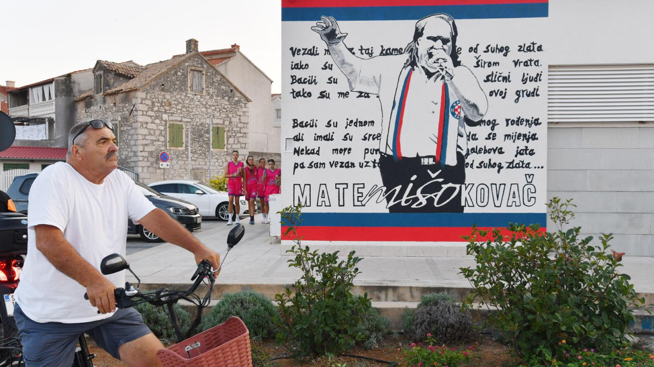 Mišo u Tribunju dobio mural s tekstom pjesme 'Ja ne mogu drugo nego da je ljubim'