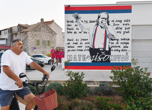 Mišo u Tribunju dobio mural s tekstom pjesme 'Ja ne mogu drugo nego da je ljubim'