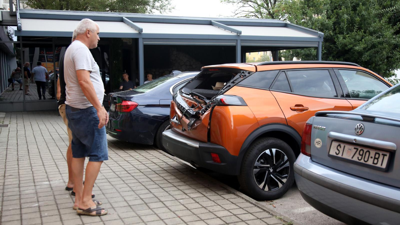 Komad fasade sa zgrade na Baldekinu pao na automobile: 'Srećom nije bilo prolaznika'