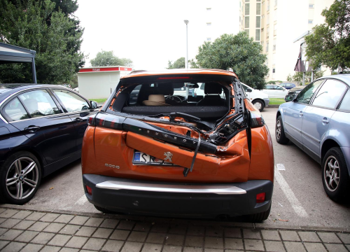 Fotografija 5 - Komad fasade sa zgrade na Baldekinu pao na automobile: 'Srećom nije bilo prolaznika'