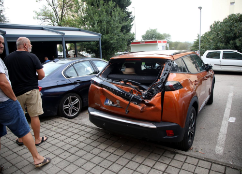 Srećom nitko nije stradao: Prilikom mijenjanja otvora na zgradi u Baldekinu, pala žbuka na parkirane automobile pokraj zgrade