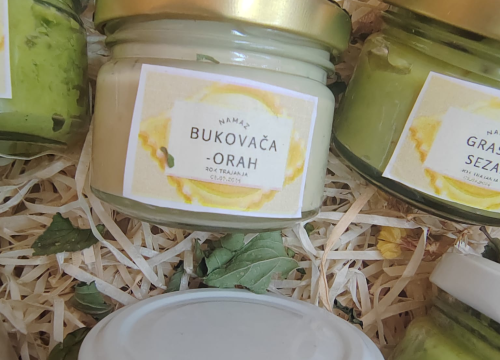 Fotografija 5 - Kninski srednjoškolci u školskom vrtu uzgajaju povrće od kojeg prave namaze