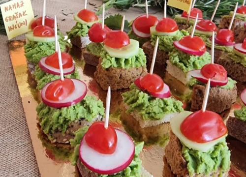 Fotografija 7 - Kninski srednjoškolci u školskom vrtu uzgajaju povrće od kojeg prave namaze