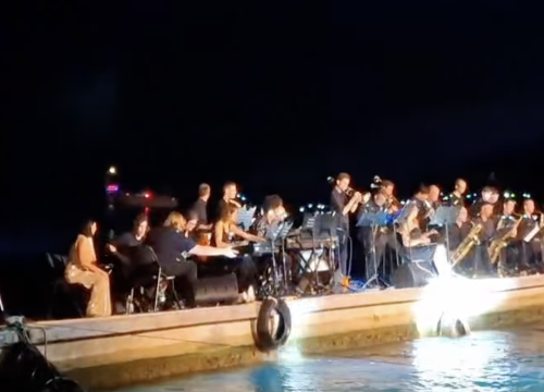 Ako ste mislili da je lako biti glazbenik, pogledajte Big Band Šibenik kako se ljulja na pontonu