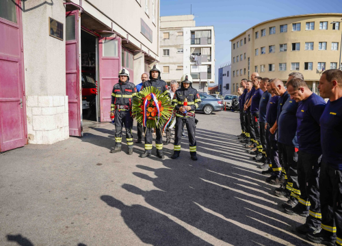 Fotografija 2 - U Šibeniku položeni vijenci za poginule vatrogasce, a u 15.25 sati u svim postrojbama bit će upaljene sirene