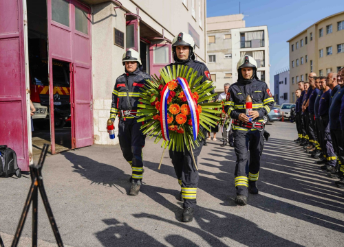 Fotografija 3 - U Šibeniku položeni vijenci za poginule vatrogasce, a u 15.25 sati u svim postrojbama bit će upaljene sirene