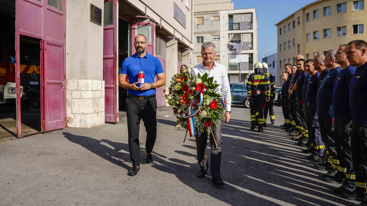 U Šibeniku položeni vijenci za poginule vatrogasce, a u 15.25 sati u svim postrojbama bit će upaljene sirene