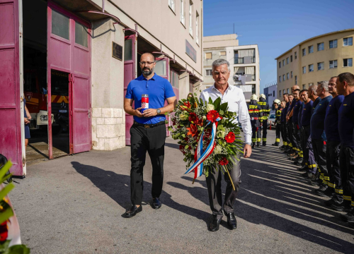Fotografija 4 - U Šibeniku položeni vijenci za poginule vatrogasce, a u 15.25 sati u svim postrojbama bit će upaljene sirene