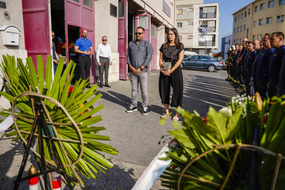 U Šibeniku položeni vijenci za poginule vatrogasce, a u 15.25 sati u svim postrojbama bit će upaljene sirene