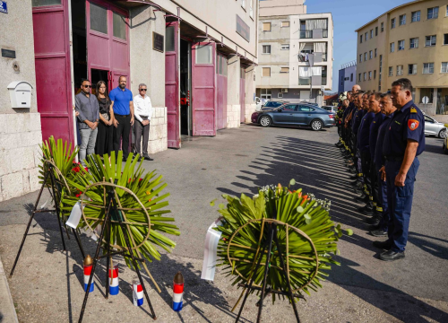 Fotografija 6 - U Šibeniku položeni vijenci za poginule vatrogasce, a u 15.25 sati u svim postrojbama bit će upaljene sirene