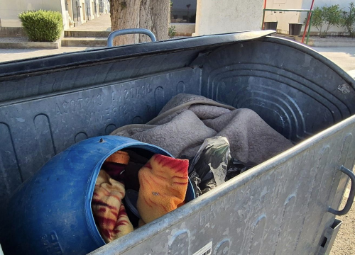 Fotografija 2 - Usred noći ušao autom na groblje Kvanj i iskrcao svoje smeće u kontejner