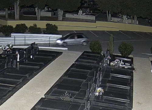 Fotografija 3 - Usred noći ušao autom na groblje Kvanj i iskrcao svoje smeće u kontejner