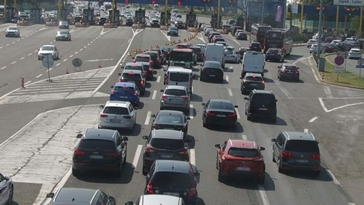 Gužve u prvom vikendu kolovoza: Zbog prometne nesreće kod Jezera vozi se jednim trakom