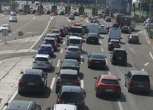 Gužve u prvom vikendu kolovoza: Zbog prometne nesreće kod Jezera vozi se jednim trakom