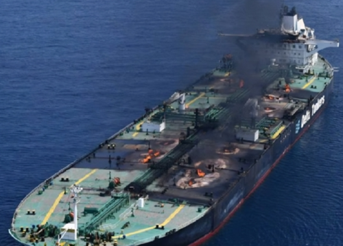 U Crvenom moru gori naftni tanker koji su pogodili Huti