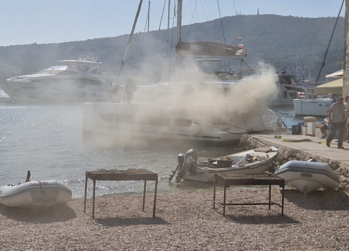 Fotografija 4 - Gotov očevid u Primoštenu: Šteta na katamaranu nakon požara pola milijuna eura