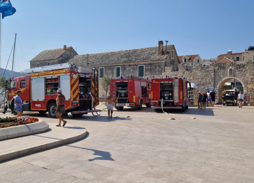 Fotografija 6 - Gotov očevid u Primoštenu: Šteta na katamaranu nakon požara pola milijuna eura