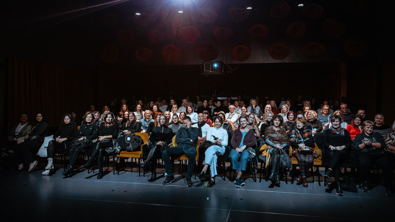 Gostovanje Danisa Tanovića i projekcija filma snimanog na Prviću zbog kiše seli u Kuću Arsen