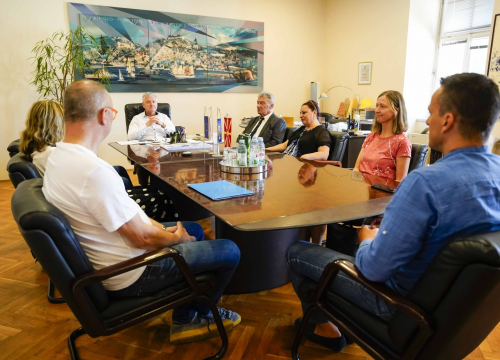 Fotografija 4 - Sudionici 5. Dana makedonske kulture na primanju kod gradonačelnika Burića