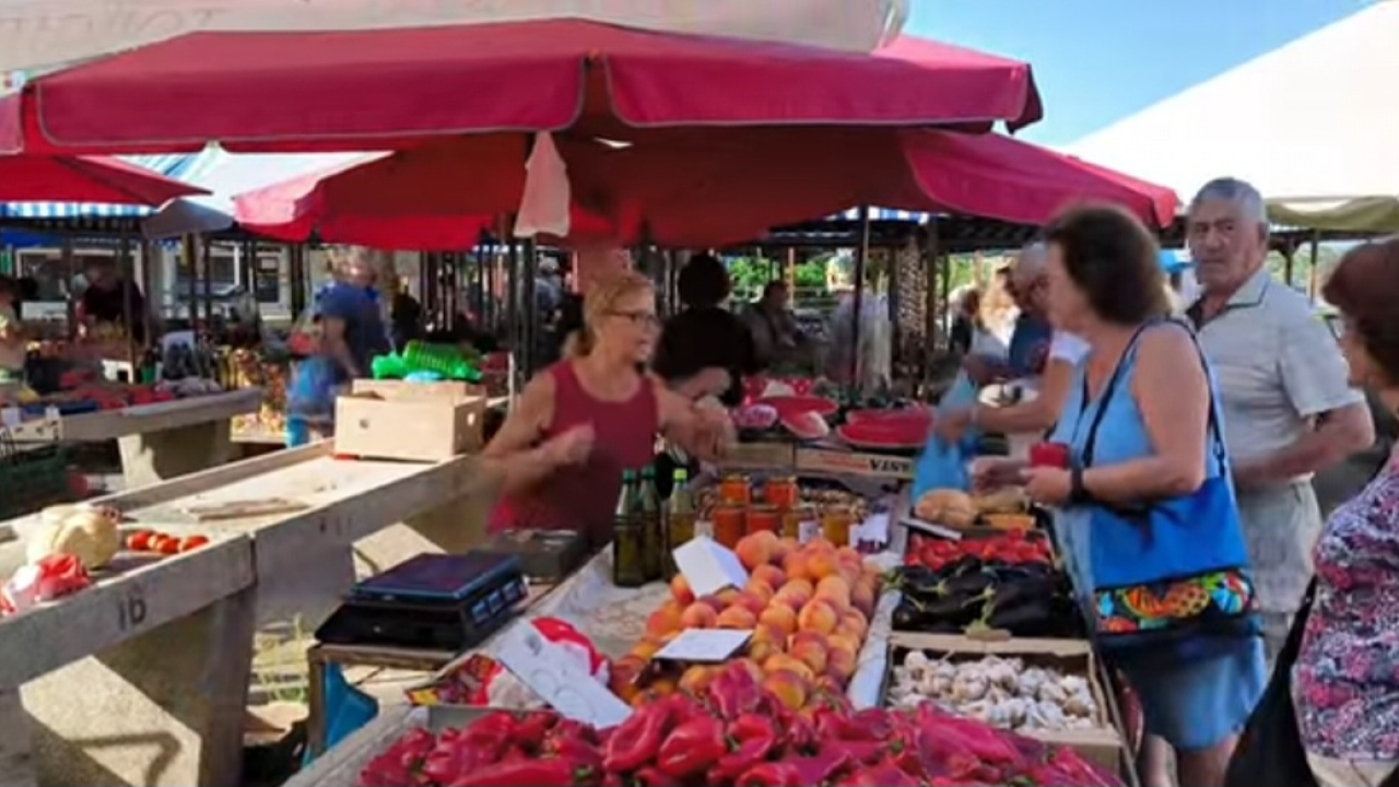 Gužva na šibenskoj pijaci: 'Ko ode kupi bilo šta ne može falit'