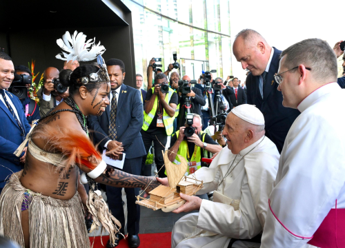 Papa Franjo dostavio medicinske zalihe zabačenom gradu u džungli