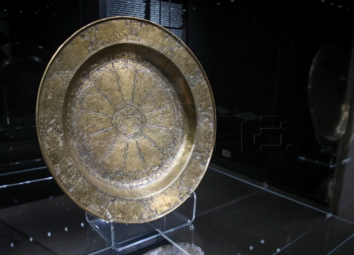 U Klovićevim dvorima otvorena izložba predmeta šibenskoga zlatara i gravera Oracija Fortezze