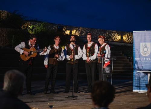Klapa Bunari večeras na Maloj loži