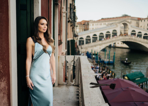 Fotografija 10 - Glamurozna Iva Jerković zasjala na crvenom tepihu Venezia Film Festivala uz Cotril