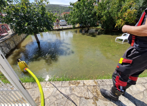 Fotografija 3 - Posljedica nevremena: Na sve strane županijski vatrogasci ispumpavali poplavljene objekte
