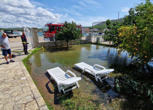 Fotografija 2 - Posljedica nevremena: Na sve strane županijski vatrogasci ispumpavali poplavljene objekte