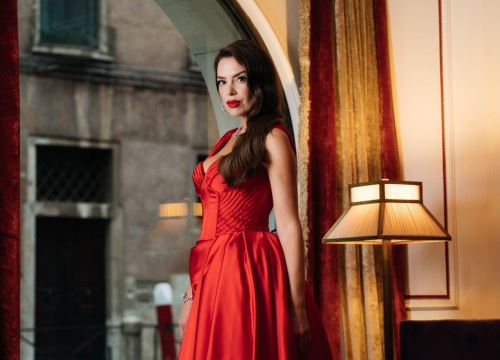 Fotografija 6 - Glamurozna Iva Jerković zasjala na crvenom tepihu Venezia Film Festivala uz Cotril