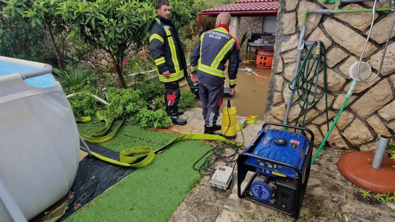 Posljedica nevremena: Na sve strane županijski vatrogasci ispumpavali poplavljene objekte