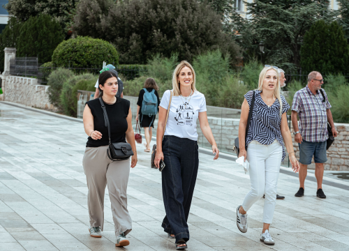 Fotografija 2 - Lijepi Šibenčani i gosti znaju kako dobro izgledati i po promjenjivom vremenu