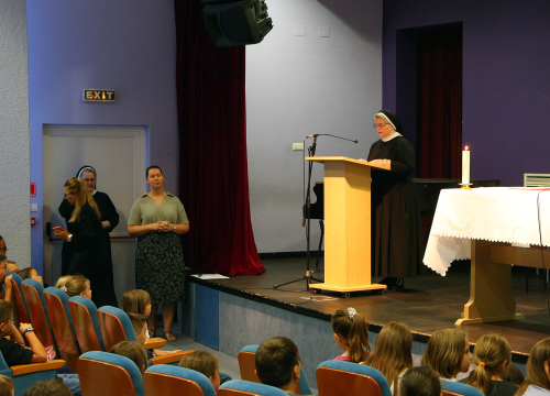 Fotografija 3 - Biskup Rogić predvodio misno slavlje u Katoličkoj školi u Šibeniku