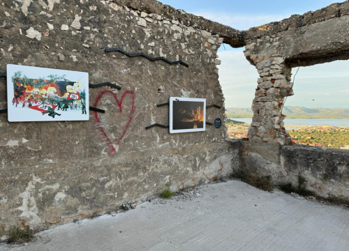 'Antivandalska izložba' Igora Mudronje otvorena u ruševini na Murteru