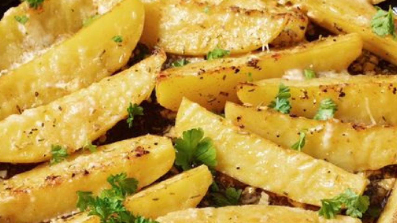 Sa sirom i češnjakom: Ovako dobar pečeni krumpir još niste probali