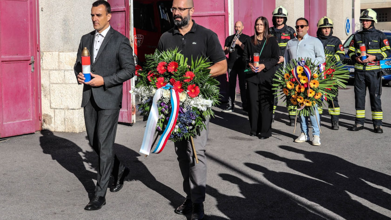Položeni vijenci za vatrogasce poginule u Domovinskom ratu