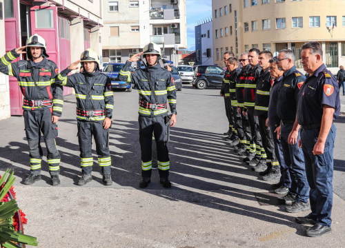 Fotografija 6 - Položeni vijenci za vatrogasce poginule u Domovinskom ratu