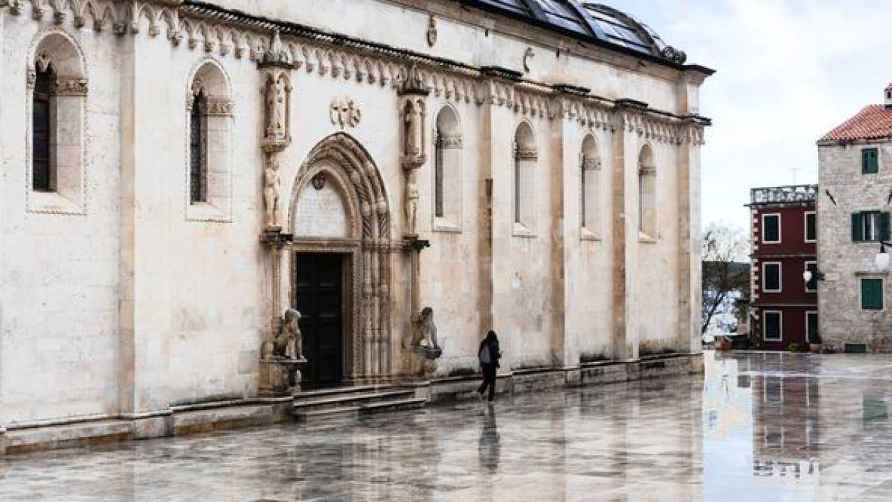 Kiša i pljuskovi, temperatura do 24 stupnja