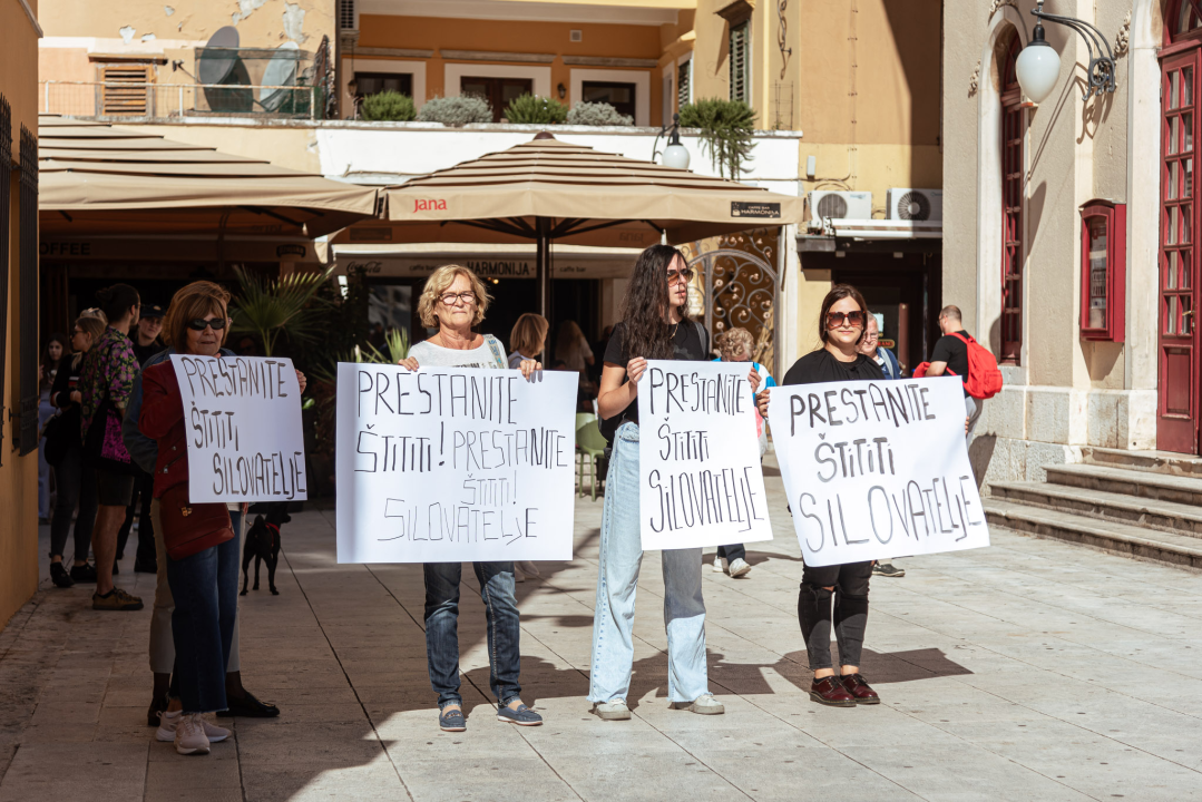 Šibenčanke u prosvjednoj akciji: 'Prestanite štititi silovatelje'