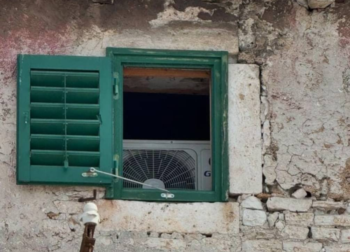 Prizor u staroj kući u Šibeniku nasmijao mnoge, doskočili novom zakonu za klima uređaje