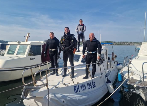 Fotografija 2 - Šibenski policijski službenici tradicionalno sudjelovali u ekološkoj akciji čišćenja podmorja