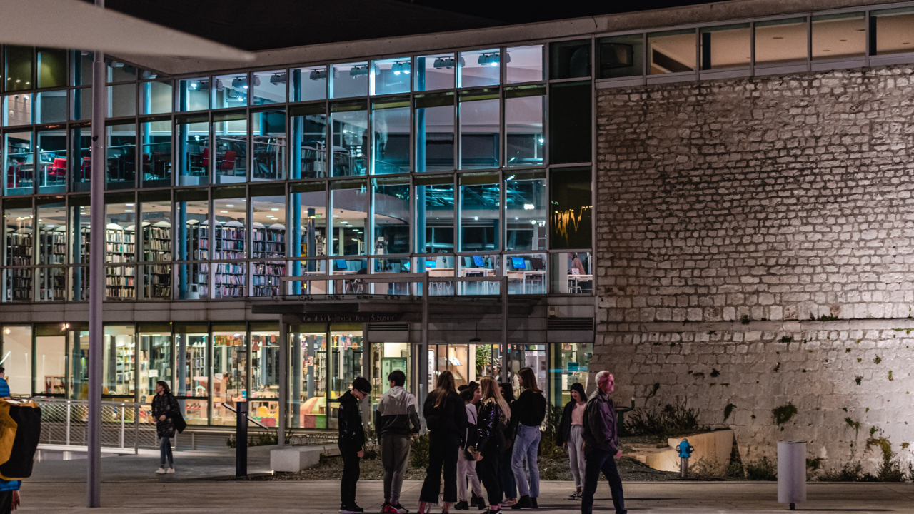 U knjižnici predstavljanje knjige komičarke Marijane Perinić 'Sve što su mi prešutili o muškarcima i ženama'