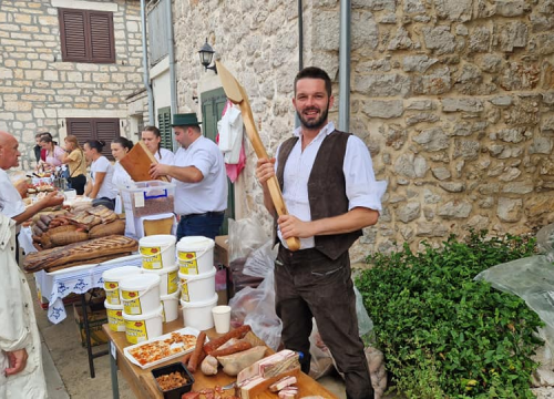 Fotografija 8 - Slavonski duh u srcu Dalmacije: Druženje uz čvarke i čobanac u Tribunju