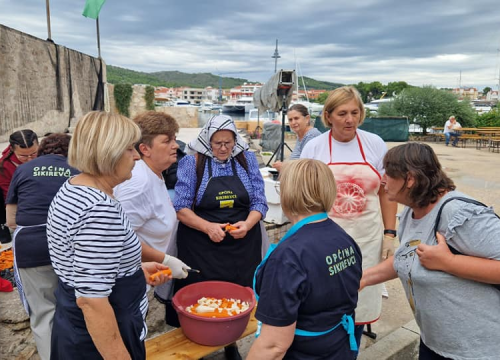 Fotografija 5 - Slavonski duh u srcu Dalmacije: Druženje uz čvarke i čobanac u Tribunju