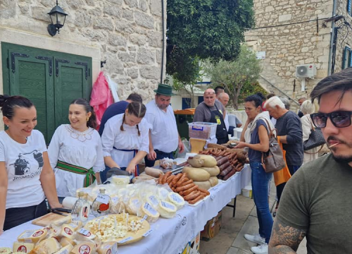 Fotografija 13 - Slavonski duh u srcu Dalmacije: Druženje uz čvarke i čobanac u Tribunju
